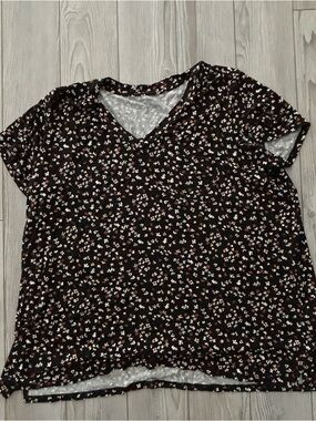 Market & Spruce Black V-Neck Short Sleeve Tee with Pink & Cream Floral Print